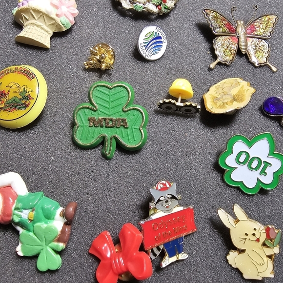 Lot Of 23 Pins And Brooches Different Styles Materials Colors And Shapes see pic - Picture 4 of 8